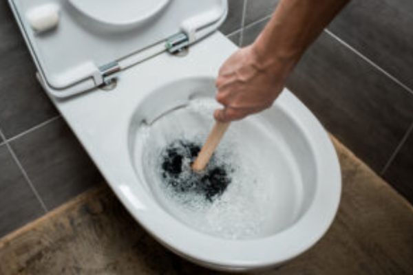 Unclogging A Toilet Without A Plunger 3